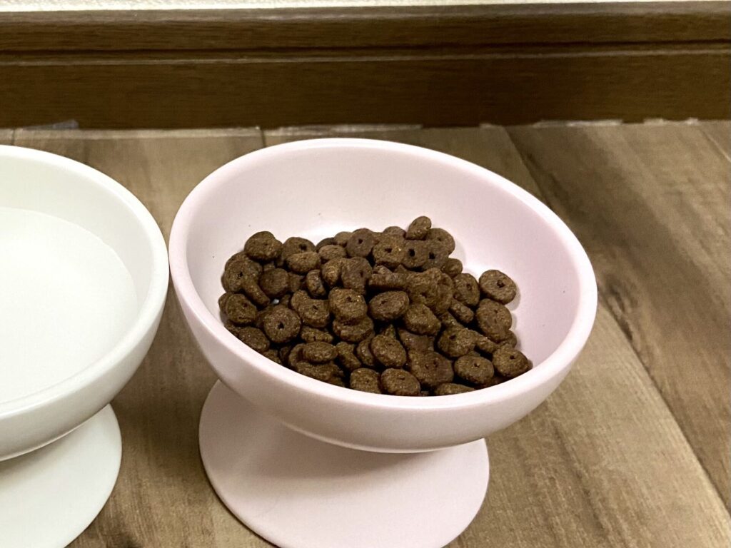 小型犬でも食べやすいドーナツ形状のモグワン