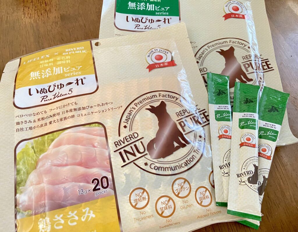 小夏の好きなピューレタイプのおやつ「犬ぴゅ~れ」