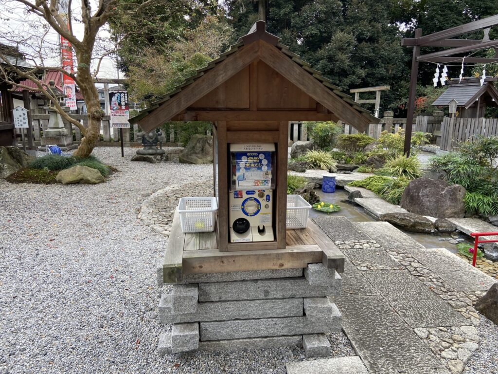 白鷺神社内にあるガチャガチャ(水おみくじ)