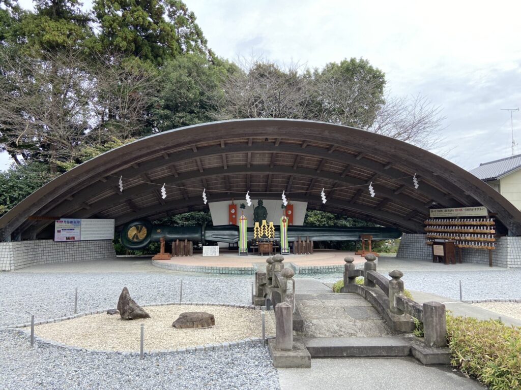 白鷺神社の全長12メートルを超える「平和の剣」