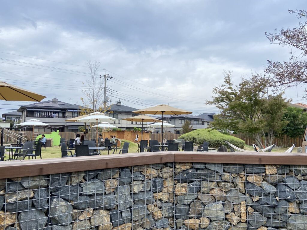 武平作 小山店(時のテラス)のドッグエリアから一般テラス席の眺め