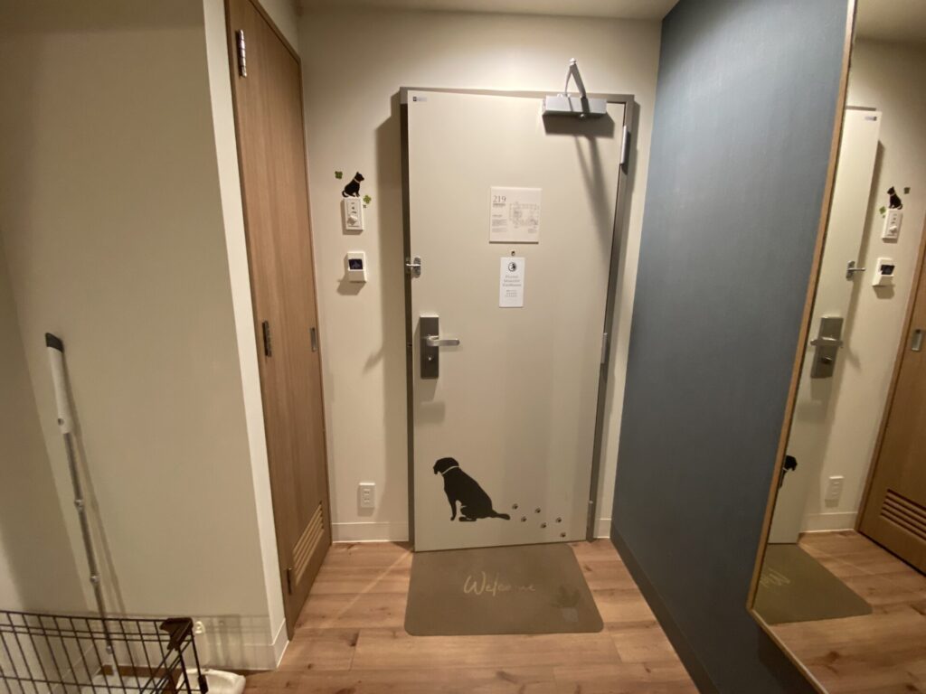 札幌ビューホテルのワンちゃんルームの玄関ドア